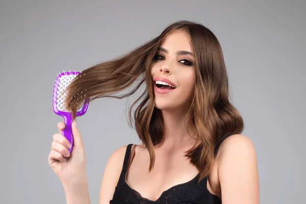 Beautiful Model Girl Comb Brushing Hair Beauty Woman Straight Hair — Stockfoto