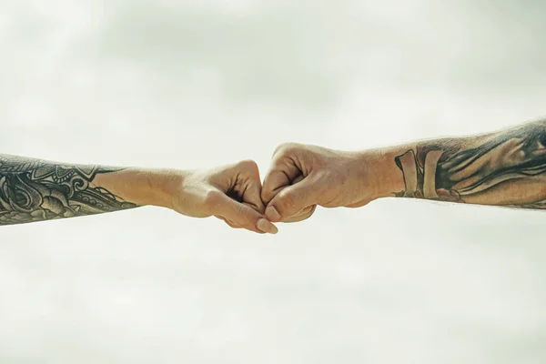 Δύο Χέρια Τατουάζ Βοηθάω Κράτα Χέρι Κλείσε Δίνοντας Ένα Χέρι — Φωτογραφία Αρχείου