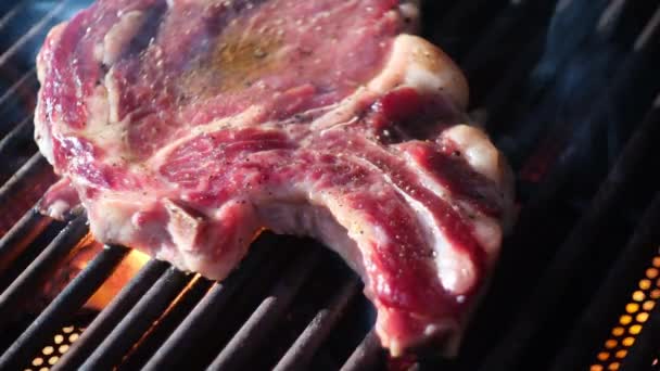 Hořící Gril Hovězím Masem Grilovaným Grilu Masový Steak Připravený Grilu — Stock video