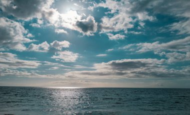 Yaz tatili, tropik bir sahil ve mavi denizin tatil geçmişi. Hawaii plajı