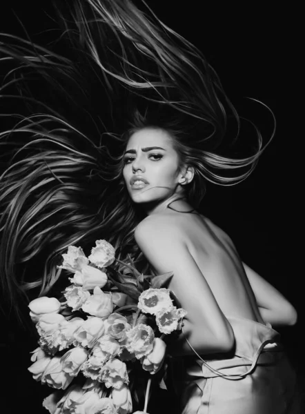 Νεαρή Γυναίκα Λουλούδια Και Μακριά Μαλλιά Ανθοπωλείο Διαφήμιση Σαλόνι Ομορφιάς — Φωτογραφία Αρχείου