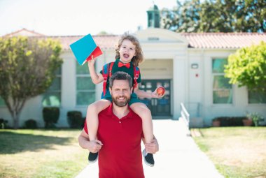 Açık hava okulu. İlkokulun ebeveyni ve öğrencisi sırtına biniyor.