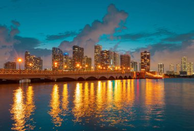 Biscayne Körfezi 'nden Miami şehri gökyüzü manzarası