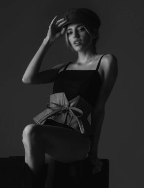 Güzel, zarif bir kadının stüdyo portresi. Yüksek model.