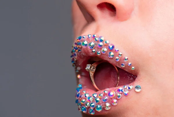 Ehering Juwelier Und Frauenlippen Mit Diamanten — Stockfoto