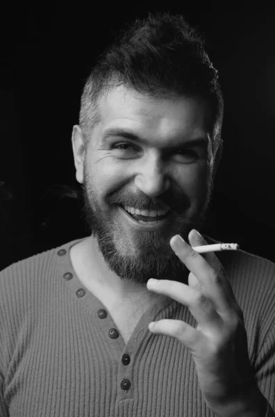 Usmívající Muž Kouřící Cigaretu Kouř Černém — Stock fotografie