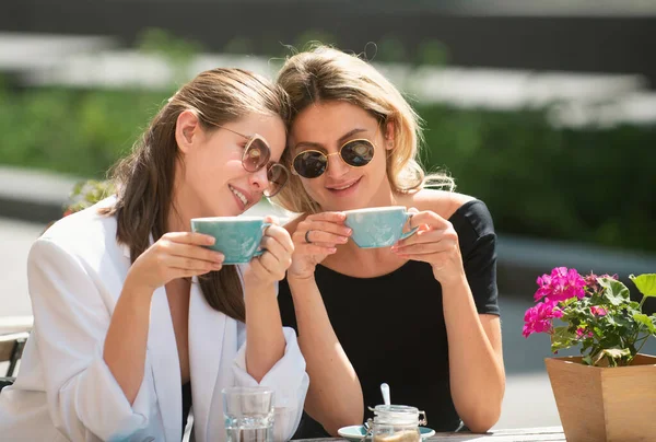 カフェの屋外で女の子の友人 屋外の肖像画の二人の若い美しい女性の友人コーヒーを飲む — ストック写真