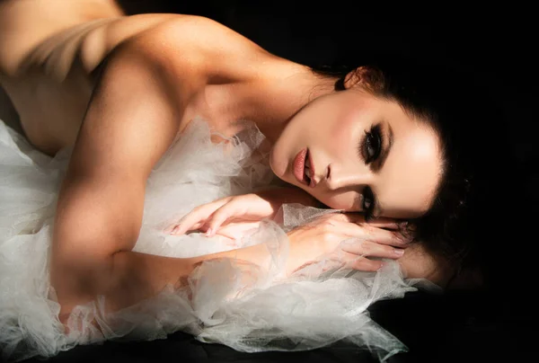 セクシーなボディのモデル 美しいセクシーな女の子は黒赤の背景にスタジオで黒のドレスでヌードをポーズ ファッション写真の美しい官能的な女性のポーズでスタジオ — ストック写真