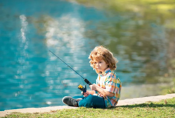 釣りの子供趣味 川でスピナーを持つ少年 子供とともにロッド — ストック写真
