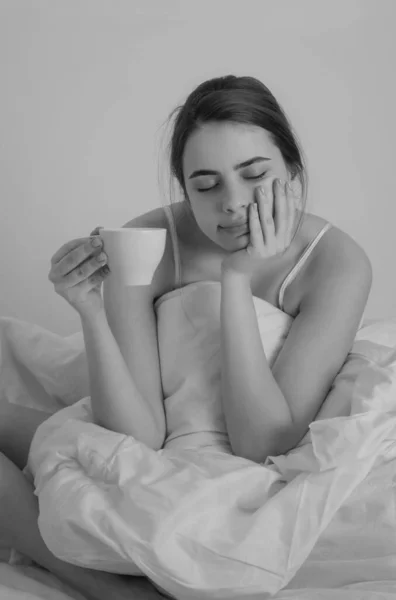 ベッドの上に朝のコーヒーと女性 — ストック写真