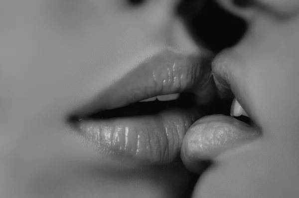 Amor Lésbico Perto Beijo Mulher Lábios Sensuais Juntos Boca Rapariga — Fotografia de Stock