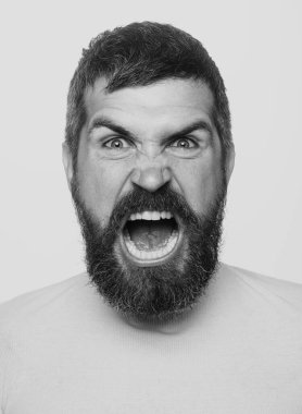 Sinirli sinirli adam. Stresli yüz ifadesi diye bağır. Saldırgan adam. Dalgın, yakışıklı, sakallı hippi. Erkek portresi acımasız görünüyor. Hayal kırıklığı ve tehlike