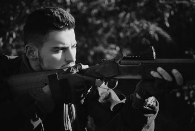 Hunter avı av tüfeği silahla. Avcı hayvanlar lekelenme kapsamlı güçlü tüfekle. Keskin nişancılar karabina açık avcılık kapatın