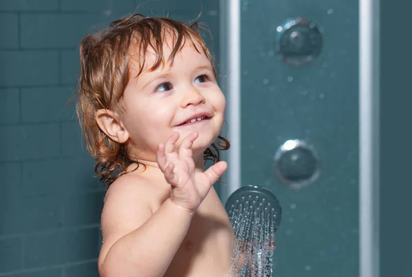 욕조에서 어린아이를 만난다 욕조에서 거품으로 목욕하고 — 스톡 사진