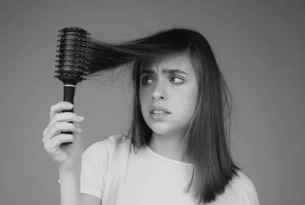 有脱发问题的悲伤女人担心脱发 — 图库照片