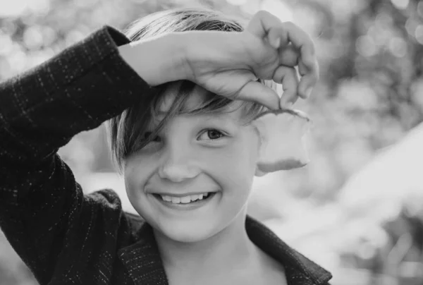 Lachende Jongen Houdt Gebeten Appel Met Één Hand Kopend Kleren — Stockfoto
