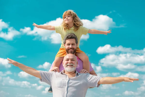 세대에 아버지와아 할아버지는 하늘을 들거나 벌리고 행복하게 히나누어 — 스톡 사진