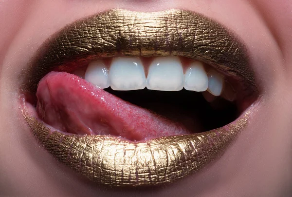 赤い唇 口と舌のアイコン 開かれた口のポスターとバナー クローズアップの女性の唇をなめる 舌を持つ女性のセクシーな口 歯科治療 — ストック写真