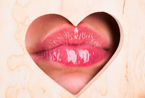 ハート型 女の子自然の美しさの唇 光沢のあるリップグロスで赤いリップ 閉じて 美しい口でマクロ セクシーなキス 若い女性の官能的な魅惑的な唇 化粧品 美容室 — ストック写真