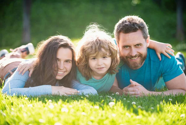 Parkta Kucaklaşan Mutlu Bir Ailenin Portresi Aile Çocuk Yazın Dışarıda — Stok fotoğraf
