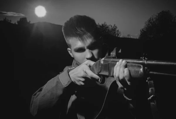 Avcı Nde Günbatımı Kontrast Avcı Günbatımı Arka Planda Tüfeği Silahla — Stok fotoğraf