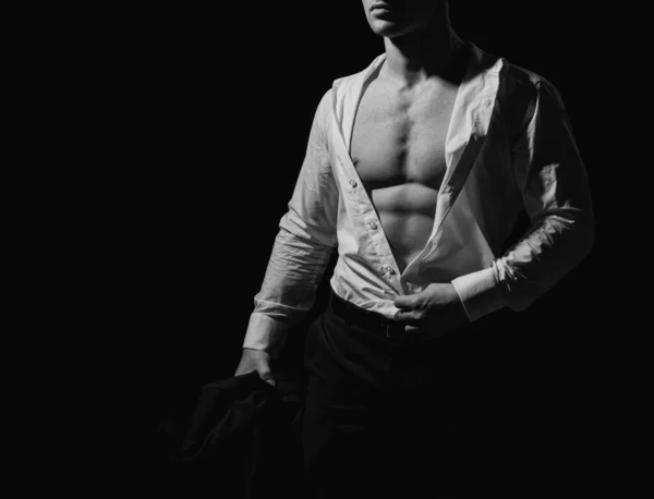 Koncepcja Zdrowia Mężczyzn Macho Rozbiera Białą Koszulę Demonstruje Mięśnie Brzucha — Zdjęcie stockowe