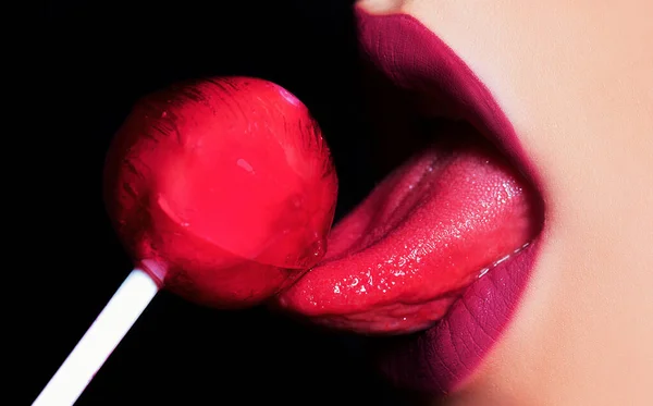 嘴舌图标吸吮舔棒棒糖 在吃糖果 是的张开嘴的海报和横幅 特写镜头的女人在舔嘴唇有舌头的性感女性嘴 — 图库照片