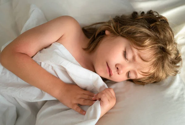 Спящие Дети Лежат Постели Закрытыми Глазами — стоковое фото