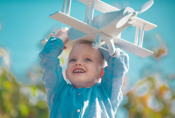 Αστείο Παιδί Παιδί Μικρό Αγόρι Πιλότος Παίζουν Παιχνίδι Αεροπλάνο Την — Φωτογραφία Αρχείου