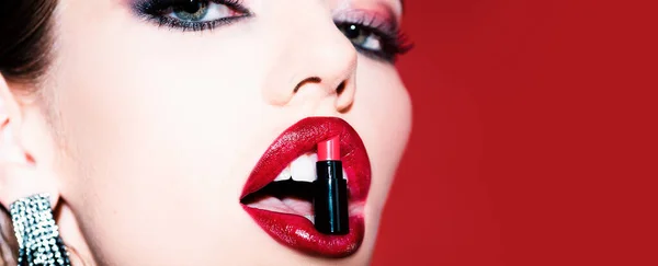 ファッション口紅店 ショッピングと販売 口紅で口を開けてください 女性は赤い口紅で唇 唇を見せる誘惑的な女の子 — ストック写真
