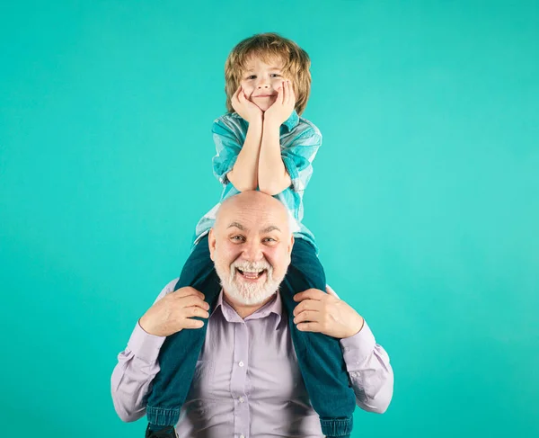 在工作室里 小孩和祖父带着滑稽的脸坐在蓝色的背上 爷爷和可爱的男孩与滑稽的脸 — 图库照片