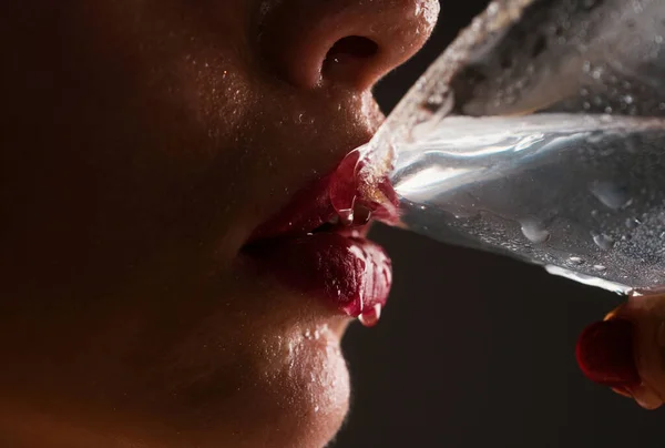 マルティーニ カクテル セクシー女性飲酒アルコールクローズ — ストック写真