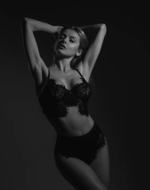 Stüdyoda güzel bir kadın portresi var. Temiz tenli, doğal makyajlı güzel bir kız.