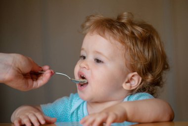 Aile, yemek, çocuk, yeme ve ebeveynlik kavramı. Çocukları beslemek. Aç değilim. Çocuk yemek yemeyi reddediyor. Çocuklar için sağlıklı beslenme. Çocuğun iştahı yok.