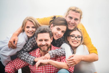 Gülümseyen bir grup arkadaş gülüyor. Bir grup arkadaş açık havada kucaklaşır. Neşeli çok ırklı insanlar birlikte gülüyor, çeşitli genç öğrenci grupları eğleniyor, insanlar