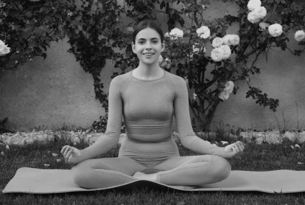 Meditazione Donna Yoga Nel Parco Estivo Giovane Bella Donna Abiti — Foto Stock