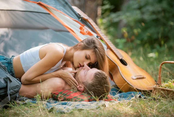 Paar Zeltet Der Nähe Von Wald Hintergrund Natur Und Lebensstil — Stockfoto