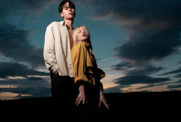 Genç Aşık Çift Dramatik Gökyüzünde Birlikte Zaman Geçirir Erkeğin Kucaklaması — Stok fotoğraf