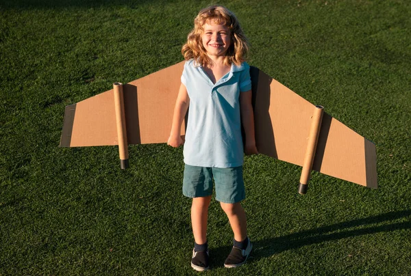 Söt Drömmarpojke Som Leker Med Ett Flygplan Papp Barndom Fantasi — Stockfoto