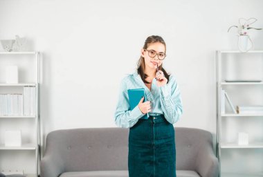 Düşünen öğrenci ya da genç öğretmen. Genç iş kadını, serbest çalışan ya da CEO 'su.