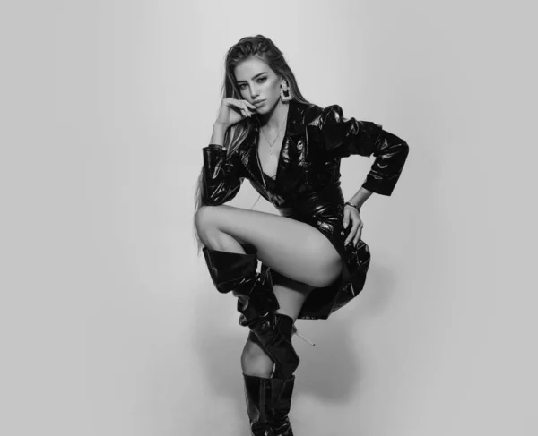 Wspaniała Uwodzicielska Modelka Seksowne Szczupłe Ciało Kobiety Zmysłowa Dziewczyna Pozowanie — Zdjęcie stockowe
