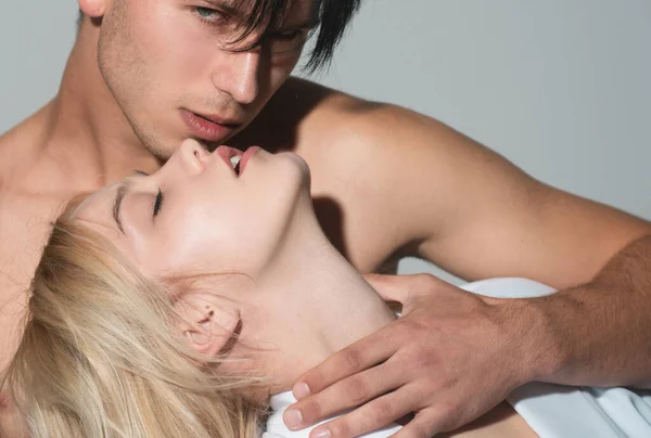 Sexy Geliefden Sensuele Kus Man Kuste Vrouw Romantisch Liefdevol Paar — Stockfoto