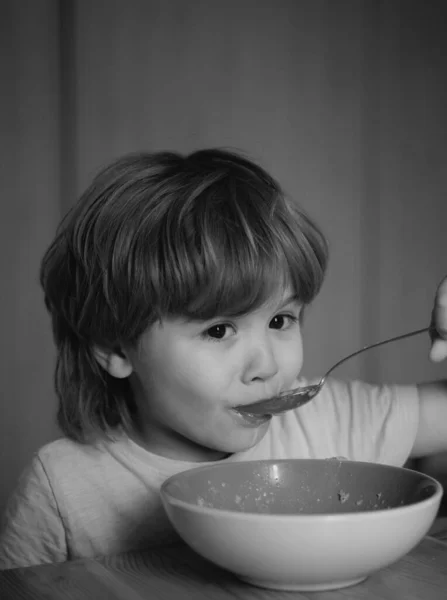 Gyerekevés Kisfiú Konyhában Reggelizik Étel Ital Gyermekeknek Kisfiú Egészséges Ételt — Stock Fotó