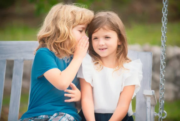 Kleiner Junge Flüstert Hübschem Mädchen Ins Ohr Bruder Und Schwester — Stockfoto