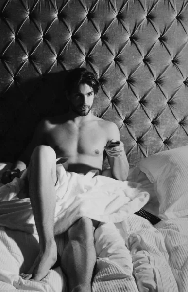 Hombre Sexy Cama Con Almohadas Suaves Dormitorio —  Fotos de Stock