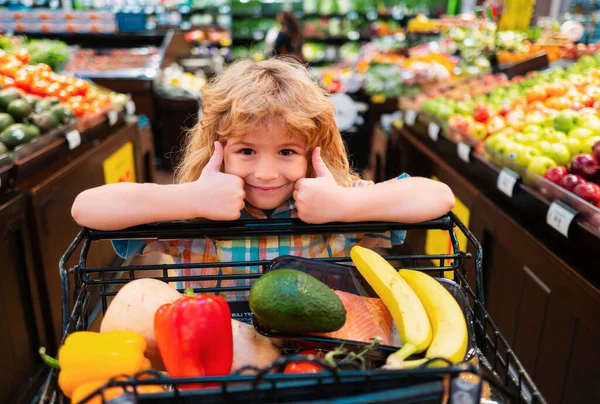 Kindereinkauf Supermarkt Junge Kauft Supermarkt Ein — Stockfoto