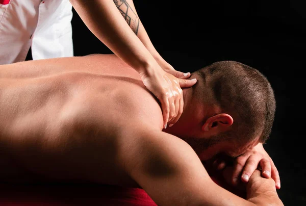 运动按摩 理疗师用肌肉肩膀按摩男人 运动疗法 与男性肩部合作的治疗师 — 图库照片