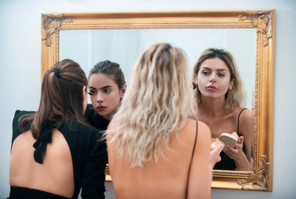 Makeup Applies Cosmetics Women Girlfriends Applying Make Preparing Party Looking — Stock Photo, Image