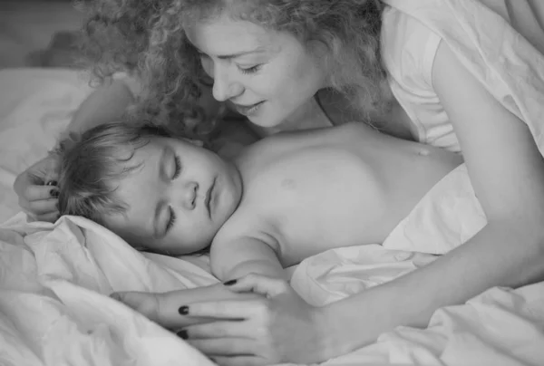 엄마와 아기는 침대에서 잠자리 가족의 초상화 — 스톡 사진