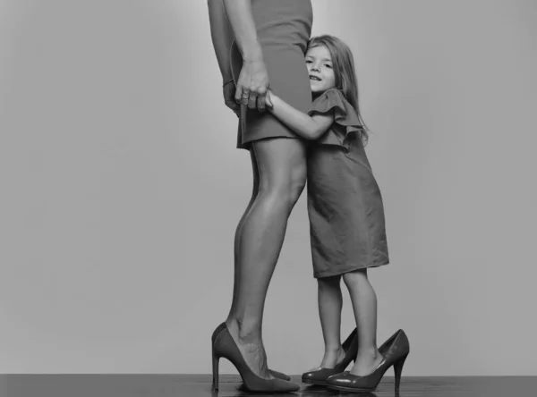 Niña Madura Hija Vistiendo Zapatos Tacón Alto Madres Madre Amor —  Fotos de Stock